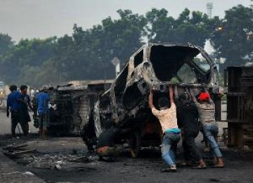 Mobil terbakar usai bentrokan warga, ilustrasi