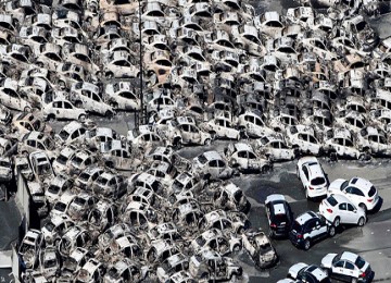 Mobil yang terhanyut akibat tsunami di Jepang, Jumat