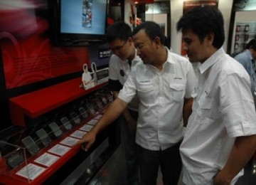 Mobilite: Suasana di sentra pelayanan Blackberry Telkomsel, Bandung