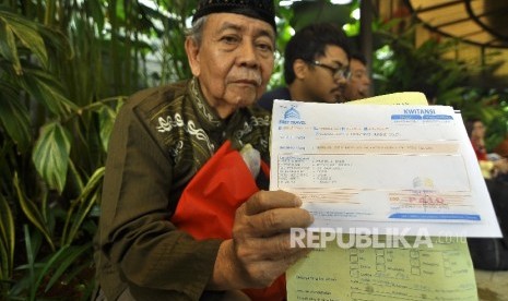 Mochammad Mudhi Soleh (71) jamaah Umrah First Travel memperlihatkan kwintasi pembayaran Umrah di Kantor Pusat First Travel, Jalan TB Simatupang, Jakarta, Kamis (10/8). 