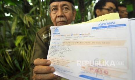 Mochammad Mudhi Soleh (71) jamaah Umrah First Travel memperlihatkan kwintasi pembayaran Umrah di Kantor Pusat First Travel, Jalan TB Simatupang, Jakarta, Kamis (10/8). 