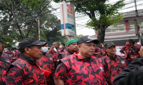 Ketua Dewan Pembina Laskar Ganjar-Puan, Mochtar Mohamad (tengah) menilai koalisi tiga partai yaitu Golkar, PPP, dan PPP hanyalah pepesan kosong.