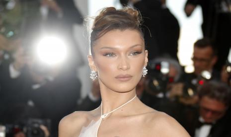 Model AS Bella Hadid