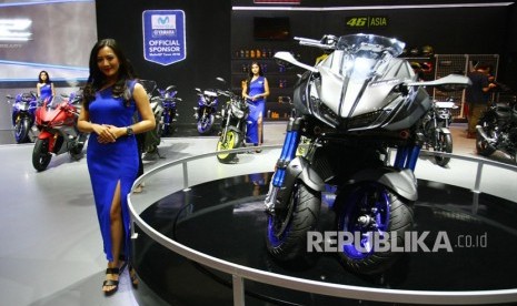 Model berfoto di samping motor terbaru keluaran Yamaha yang dipamerkan pada Indonesia Motorcycle Show (IMOS) 2018 di Jakarta Convention Centre, Jakarta, Rabu (31/10/2018). Indonesia Motorcycle Show (IMOS) akan kembali menjumpai para pecinta otomotif pada 2 hingga 6 November 2022 di Jakarta Convention Center (JCC), Senayan, Jakarta. 