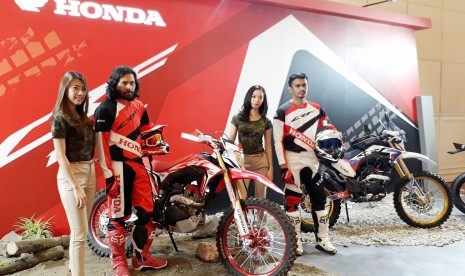 Model berpose dengan All New Honda CRF150L pada acara memperkenalkan sepeda motor All New Honda CRF150L sebagai motor on-off sport sejati di The Springs Club, BSD, Tangerang, Kamis (9/11).