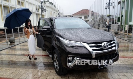 Model berpose di depan All New Toyota Fortuner di depan gedung Merdeka, Bandung,, Jabar, Rabu (2/3).