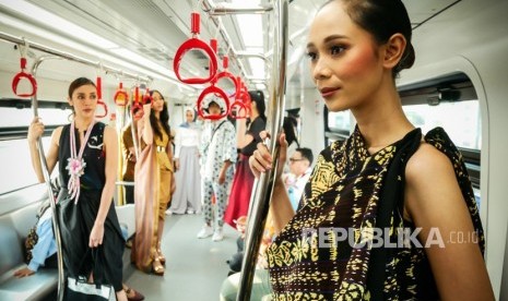 Model berpose saat peragaan busana di Jakarta.