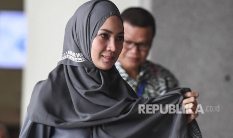 Model Fenny Steffy Burase bersiap menjalani pemeriksaan di Gedung KPK, Jakarta, Jumat (19/10/2018).