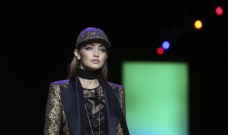 Model Gigi Hadid saat melenggang di peragaan busana Paris Fashion Week.