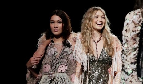 Model kakak beradik, Bella (kiri) dan Gigi Hadid.