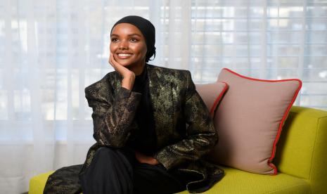 Halima Aden: Saya tidak akan Mengorbankan Jilbab Saya Lagi. Model keturunan Somalia-Amerika Halima Aden.