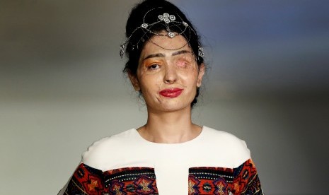 Model korban penyiraman air keras Reshma Quereshi berjalan di panggung NYFW.