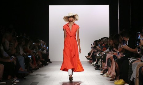 Model melenggang di atas panggung mode saat New York Fashion Week.