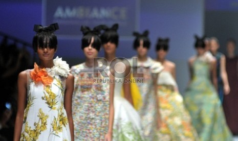 Model membawakan baju karya perancang Didi Budihardjo pada Jakarta Fashion week 2016 di Jakarta, Rabu (28/10).