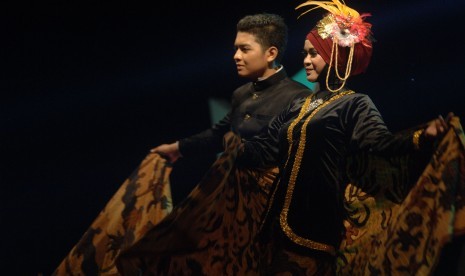 Model membawakan busana batik Pamekasan saat pagelaran seni budaya 