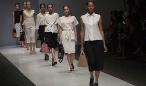 Model membawakan busana karya perancang D'leila dalam Jakarta Fashion Week (JFW) 2016 di Jakarta, Sabtu (24/10). Perhelatan mode busana terbesar se-Asia Tenggara tersebut menampilkan ratusan perancang busana dari dalam serta luar negeri dan berlangsung dar