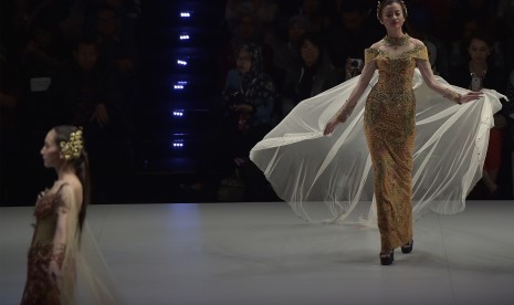 Model membawakan busana rancangan Melia Wijaya pada pertunjukan busana bertema The Touch of Karawo dalam rangkaian Indonesia Fashion Week hari ke-2 di Balai Sidang Jakarta, Jakarta, Kamis (2/2). 