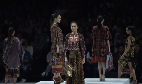 Model membawakan busana rancangan Nita Seno Adji dan aksesoris tas Warnatasku pada pertunjukan busana bertema Pesona Mutiara Maumere dalam rangkaian Indonesia Fashion Week hari ke-2 di Balai Sidang Jakarta, Jakarta, Kamis (2/2). 