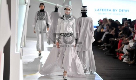 Model membawakan paju karya perancang Lateefa by Dewi pada perhelatan Indonesia Fashion Week 2015 di JCC, Senayan, Jakarta, Kamis (26/2).