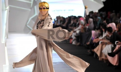 Model membawakan paju karya perancang Lateefa by Dewi pada perhelatan Indonesia Fashion Week 2015 di JCC, Senayan, Jakarta, Kamis (26/2).