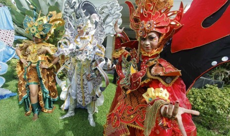 Model membawakan rancangan kostum Solo Batik Carnival (SBC) 6 di Loji Gandrung, Solo, Jawa Tengah