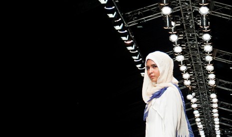 Model memeragakan busana Muslim dalam Jakarta Fashion Week yang dihelat hingga 30 Oktober 2015.