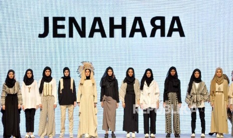 Model memeragakan busana rancangan Jenahara Nasution di ajang Jakarta Fashion Week.