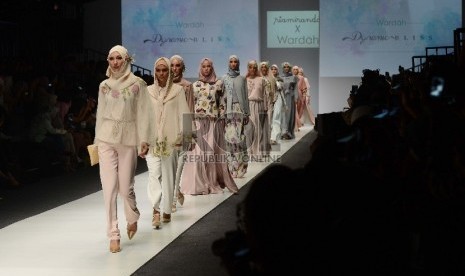 Model memeragakan busana rancangan Ria Miranda di panggung Jakarta Fashion Week.