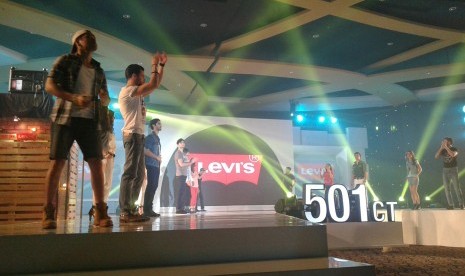 Model memeragakan celana jins Levi's 501CT terbaru yang diluncurkan Kamis (26/3) di Skenoo Hall, Gandaria City, Jaksel.