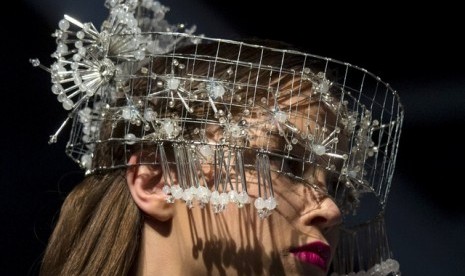 Model memeragakan koleksi dari Blind by JW karya desainer Walter Kong di Hong Kong Fashion Week, (6/7).