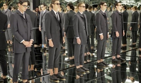 Model memeragakan koleksi Thom Browne dalam New York Men Fashion Week. Untuk pertama kalinya sebuah pekan mode dihelat khusus untuk busana pria.