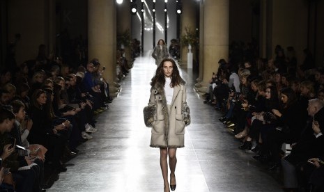 Model memeragakn koleksi terbaru Topshop pada London Fashion Week yang digelar kemarin (22/2), waktu Inggris.