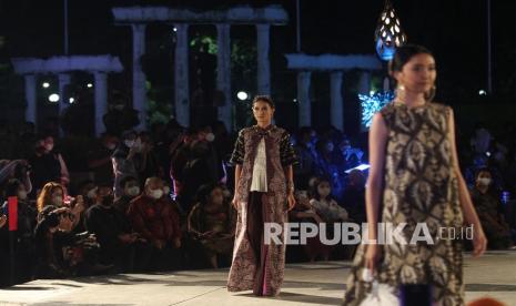 Model memperagakan busana batik rancangan Denny Wirawan pada kegiatan bertajuk Canthing Jawi Wetan Go Global (CJWGG) di Monumen Tugu Pahlawan, Surabaya, Jawa Timur, Ahad (27/3/2022). Peragaan busana tersebut merupakan rangkaian dari kegiatan CJWGG yang digelar hingga 28 Maret 2022 guna mempromosikan kekayaan batik Jawa Timur yang diharapkan dapat membantu percepatan pemulihan ekonomi yang terdampak pandemi COVID-19. 