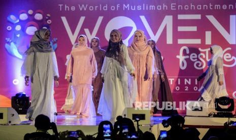 Model memperagakan busana karya Elzatta pada acara The World of Muslimah Enchantment Women Festive di Balai Kartini, Jakarta, Sabtu (7/3). (ilustrasi)