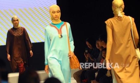 Model memperagakan busana muslim Elhijab dalam Muslim Fashion Festival (MUFFEST) 2017 di Jakarta Convention Centre, Jakarta, Sabtu (9/4).