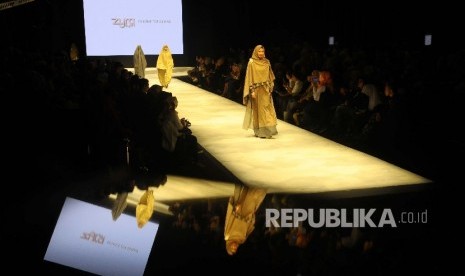 Model memperagakan busana Muslim dalam Muslim Fashion Festival (MUFFEST). Kontribusi BNI Syariah terhadap industri fashion pada 2019 tercatat sekitar Rp 35 miliar.