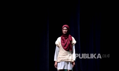  Model memperagakan busana muslim karya Elhijab pada rangkaian acara Indonesia Internasional Halal Lifestyle & Conference 2016 di Jakarta, Jumat(7/10) malam.