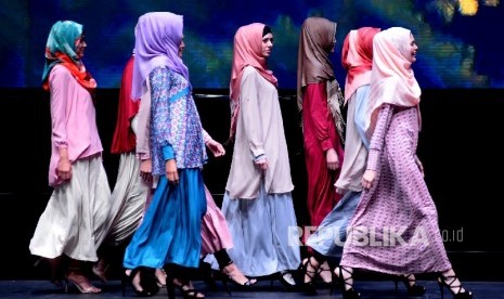  Model memperagakan busana muslim karya Elhijab pada rangkaian acara Indonesia Internasional Halal Lifestyle & Conference 2016 di Jakarta, Jumat(7/10) malam.