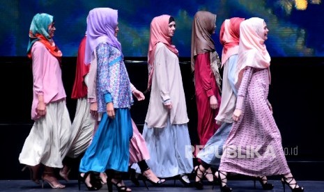 Model memperagakan busana muslim karya Elhijab pada rangkaian acara Indonesia Internasional Halal Lifestyle & conference 2016 di Jakarta, Jumat(7/10) malam. 