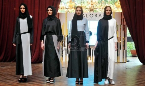 Model memperagakan busana Muslim yang dijual di Zalora.