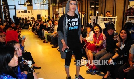 Model memperagakan busana Style Supply ID (SSID) di gerai Our Flock, Kuningan City, Jakarta, Rabu (27/1). Fashion streetwear yang digawangi oleh Mario Ginanjar dan Andity meluncurkan koleksi limited edition yang terinspirasi dari lagu-lagu Kahitna. 