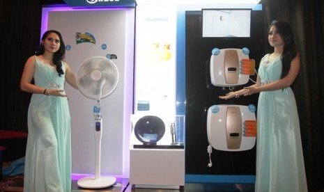 model memperagakan dua produk unggulan, Midea Digital Electric Fan dan Midea Digital Water Heater.