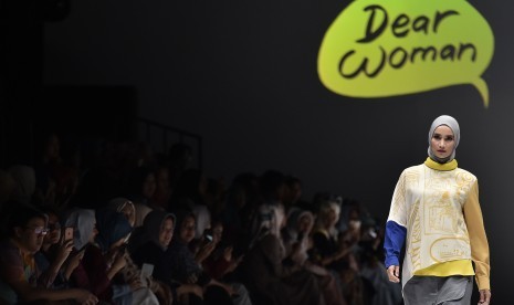 Model memperagakan karya L.tru berkolaborasi dengan Mice Cartoon pada ajang Jakarta Fashion Week 2018 di Senayan City, Jakarta, Selasa (24/10). Koleksi bertajuk Dear Woman tersebut terinspirasi dari karya Mice tentang perempuan.