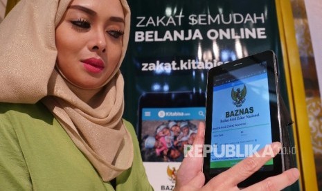 Model memperlihatkan web Zakat Digital pada peluncurannya di Jakarta, Jumat (24/6). (Republika/Darmawan)