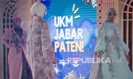 Model mengenakan busana berbahan rajut Jawa Barat (ilustrasi). Sekitar 7.000 UMKM Jawa Barat masih terdampak pandemi tahun ini.