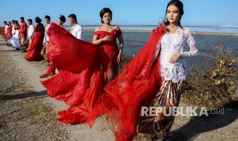 Model mengenakan busana kebaya. ilustrasi