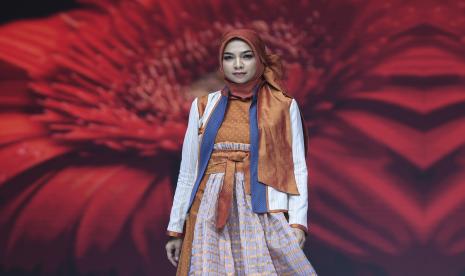 Model mengenakan busana rancangan Shafira saat peragaan busana pada Indonesia International Moddest Fashion Festival (In2motion Fest) dalam rangkaian Indonesia Sharia Economic Festival (ISEF) 2022 d JCC Senayan, Jakarta, Kamis (6/10/2022). Bank Indonesia (BI) bekerja sama dengan Kemenkop UKM menggelar In2Motion Fest yang menghadirkan 163 designer dengan tujuan menjadikan Indonesia sebagai trendsetter fesyen muslim dunia. 