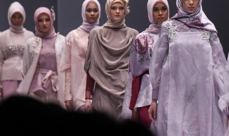 Model mengenakan pakaian dari rancangan desainer Ria Miranda pada Jakarta Fashion Week 2017 di Senayan City, Jakarta, Sabtu (22/10).