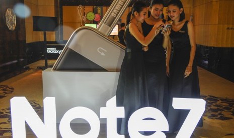 Model mengoperasikan Samsung Galaxy Note 7 saat peluncuran di Jakarta. 