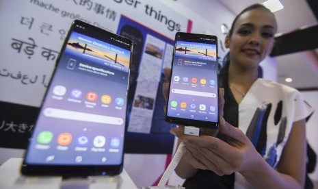 Model menunjukan gawai Samsung Galaxy Note 8 ke dalam air disela-sela peluncurannya di Jakarta, Senin (25/9).